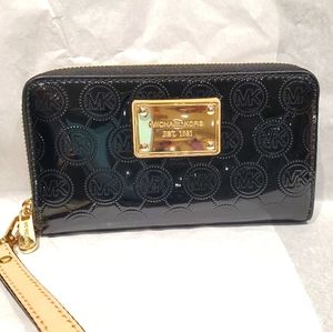 Michael kors wristlet wallet